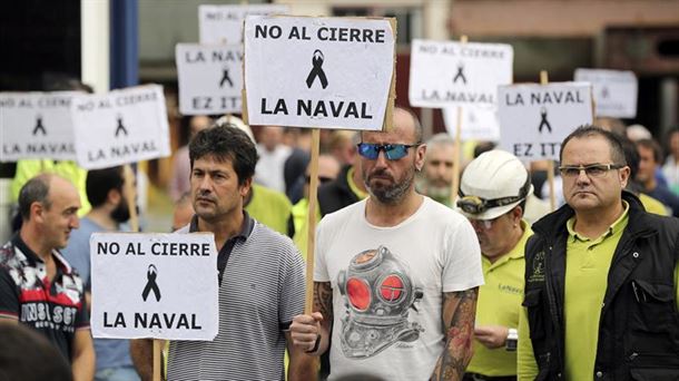 Los trabajadores protestan contra el cierre de La Naval. Foto: EFE