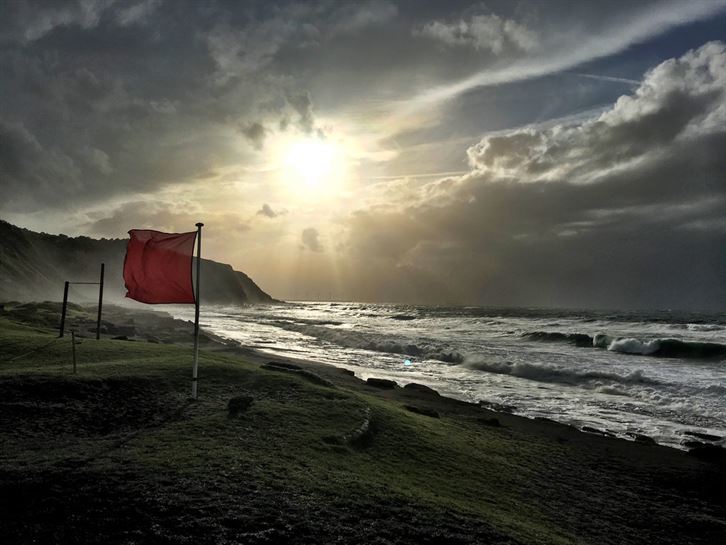 Una bandera roja hondea en la playa de Aizkorri (Bizkaia). Foto: Unai Gana.