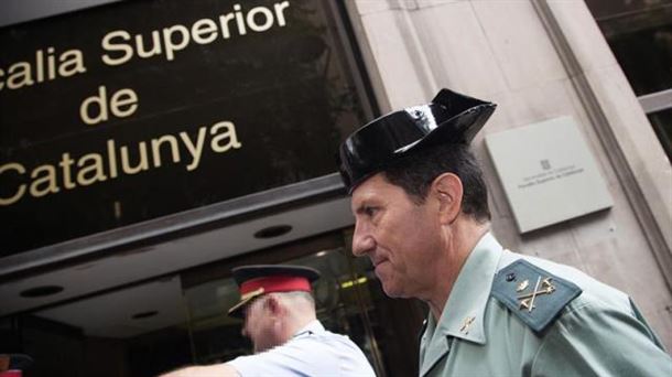 Guardias civiles ante la sede de la Fiscalía en Cataluña. Foto de archivo: EFE