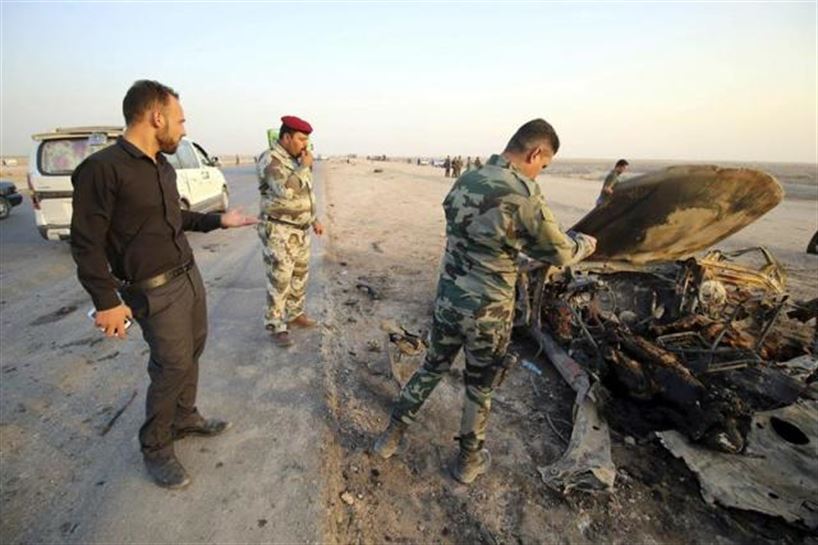 Policías inspeccionan los restos del coche utilizado en el ataque en Nasiriya (Irak). Foto: EFE