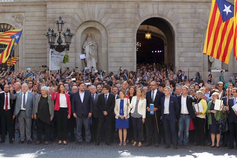 Concentración de alcaldes. Foto: EFE