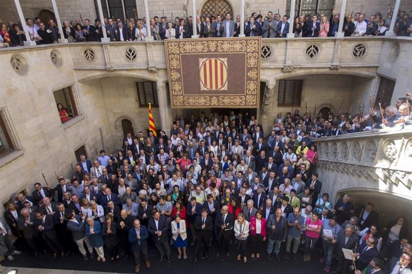 Alcaldes catalanes que apoyan el referéndum. Imagen de archivo: EFE