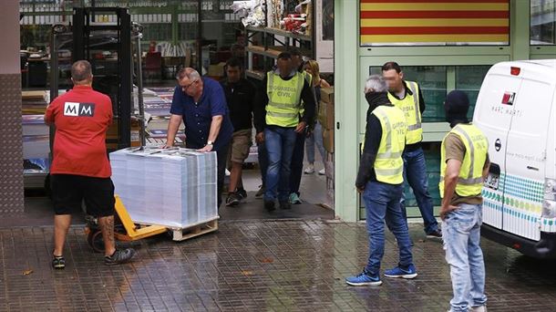 La Guardia Civil requisa las planchas para hacer propaganda del referéndum. Foto: EFE