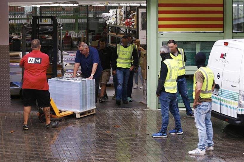 La Guardia Civil requisa las planchas para hacer propaganda del referéndum. Foto: EFE
