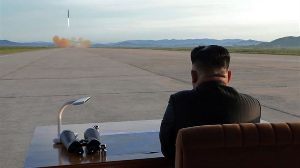 Kim Jong-un, durante el lanzamiento de un misil balístico. Foto: EFE