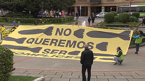 Manifestación contra el comercio de armas con Arabia Saudí en Getxo.