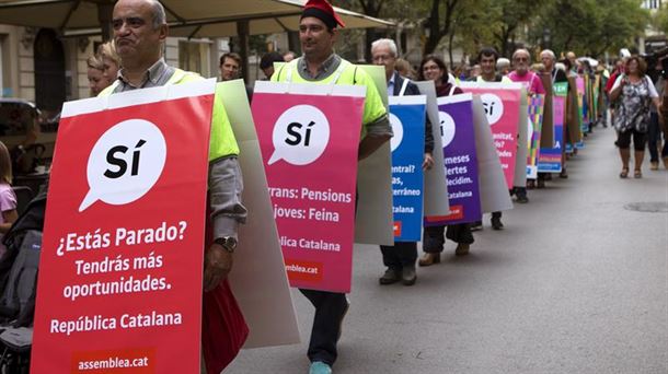 Carteles humanos en el centro de Barcelona. Foto: EFE