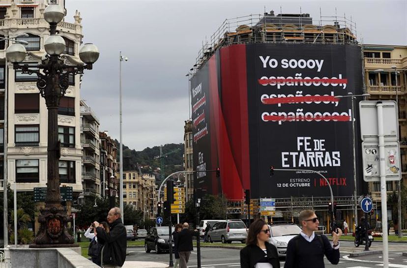 Un cartel de la película 'Fe de Etarras' en un edificio de Gros en Donostia-San Sebastián. Foto: EFE