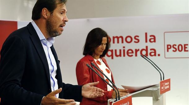 Óscar Puente, en primer plano, en la rueda de prensa de hoy. Foto: EFE.