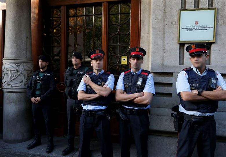 Guardia Zibilak 14 kargudun atxilotu eta miaketak egin ditu Generalitatean