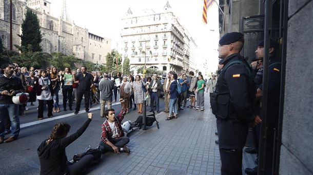 La Guardia Civil en la Generalitat, donde requisaron algunas pruebas. Foto: EFE