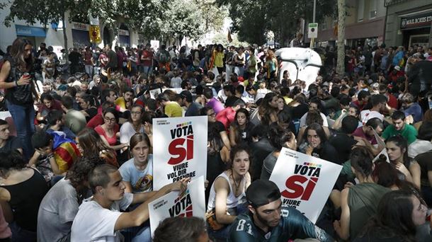 Centenares de manifestantes impidieron que la Policía entrara en la sede de la CUP. Foto: EFE