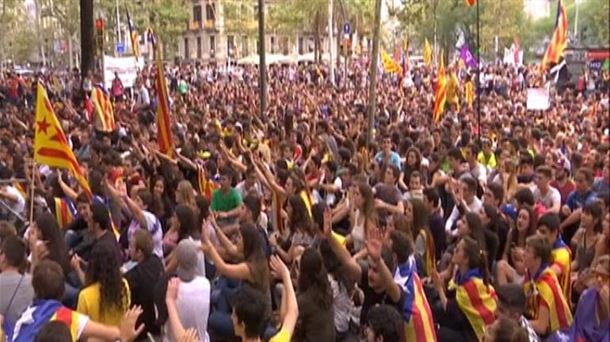 Cientos de personas muestran su apoyo al referéndum. Foto: Forta