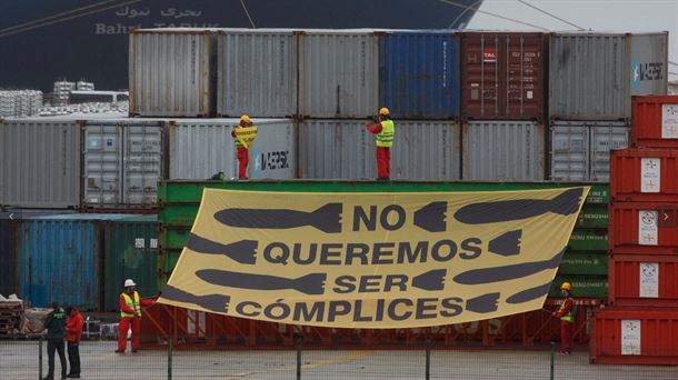 Protesta de Greenpeace en el puerto de Bilbao contra la exportación de armas. Foto: Greenpeace