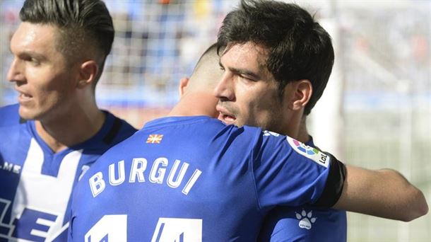 Burgui felicita a Manu García por el gol. Foto: Efe.
