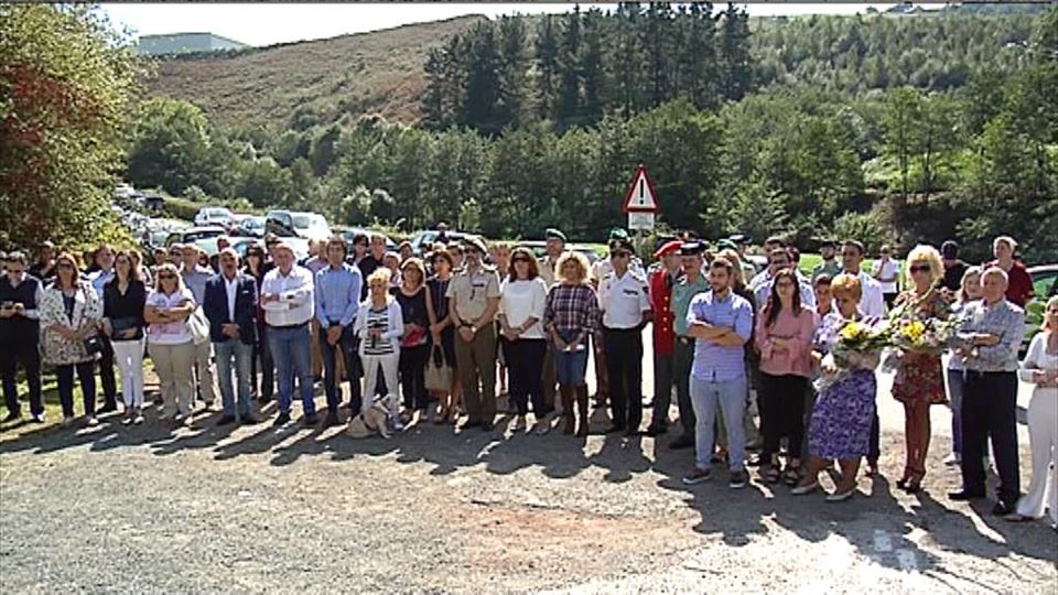 Familia, amigos y autoridades políticas, en el homenaje a Beiro. Foto: EiTB
