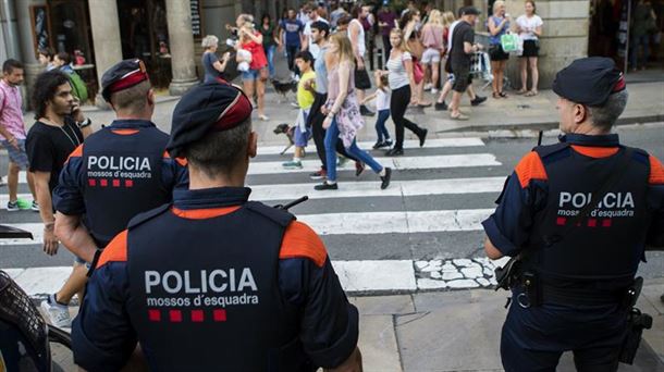 Mossos durante el referéndum del 1-O en Cataluña. Foto: EFE