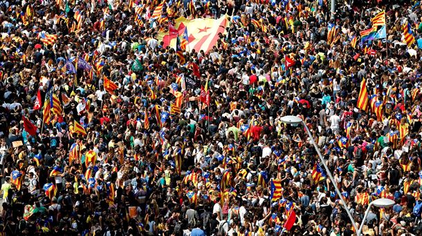 Miles de estudiantes de secundaria y universitarios, durante la manifestación. EFE