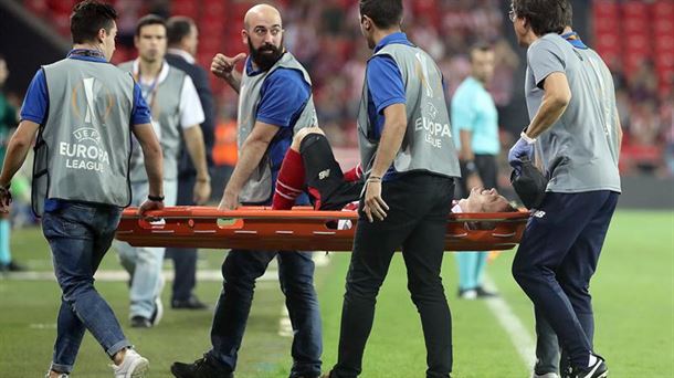 Momento de la lesión de Iker Muniain. EFE