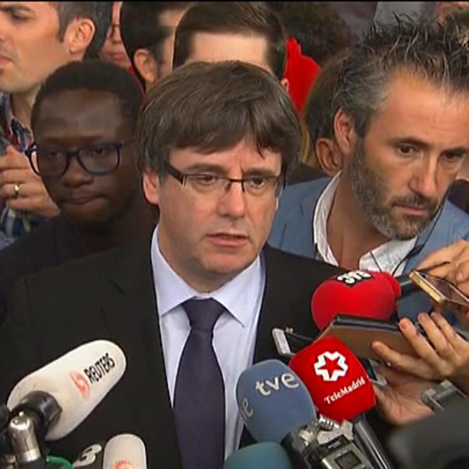 Carles Puigdemont, komunikabideekin, U-1ean. EiTBren bideo batetik harttako argazkia. 