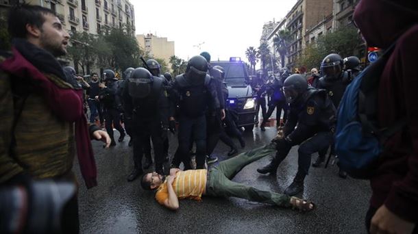 Imagen de archivo de las cargas policiales del 1-O. Foto: EFE