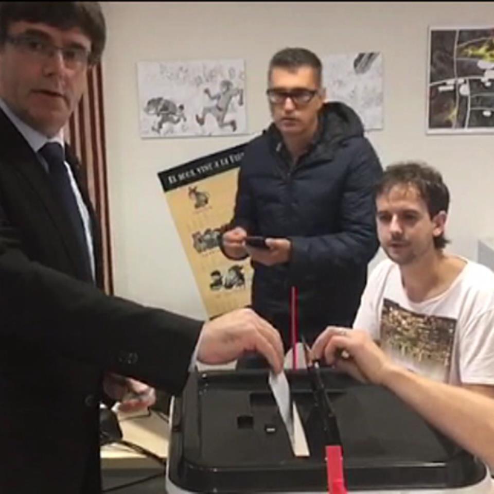 Carles Puigdemont ha podido votar finalmente en Cornellà de Terri (Girona). Imagen: @Govern