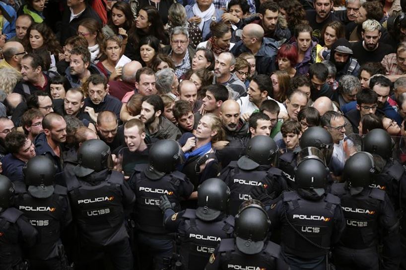 La Policía española cargó contra los ciudadanos durante el referéndum del 1-O en Cataluña. EFE