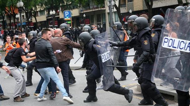 Carga de la Policía Nacional durante la jornada del 1-O. Imagen de archivo: EFE