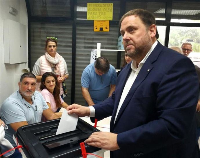 Oriol Junqueras vota en el referéndum del 1 de octubre de 2017. Foto: EFE. 