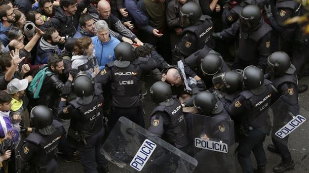 800 lagun baino gehiago zauritu ziren Poliziaren indarkeriaren ondorioz Katalunian. Argazkia: EFE