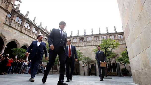 Puigdemont, Junqueras y Turull, en el Palau. Foto de archivo: EFE