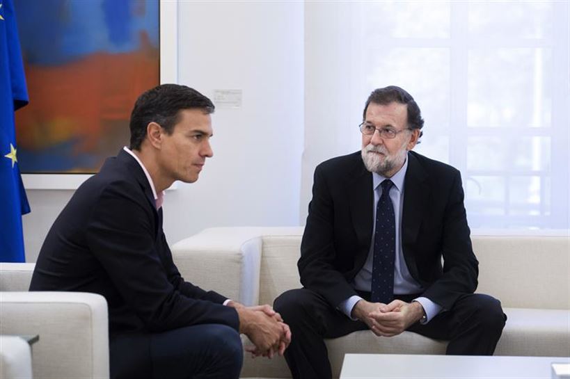 Mariano Rajoyk eta Pedro Sanchezek Moncloan egindako bilera baten artxiboko irudia. Argazkia: EFE