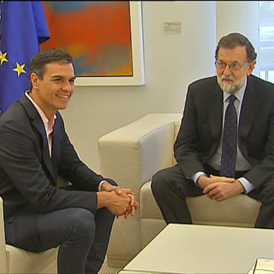 El presidente del Gobierno, Mariano Rajoy, recibe al líder del PSOE, Pedro Sánchez, en Moncloa. EFE