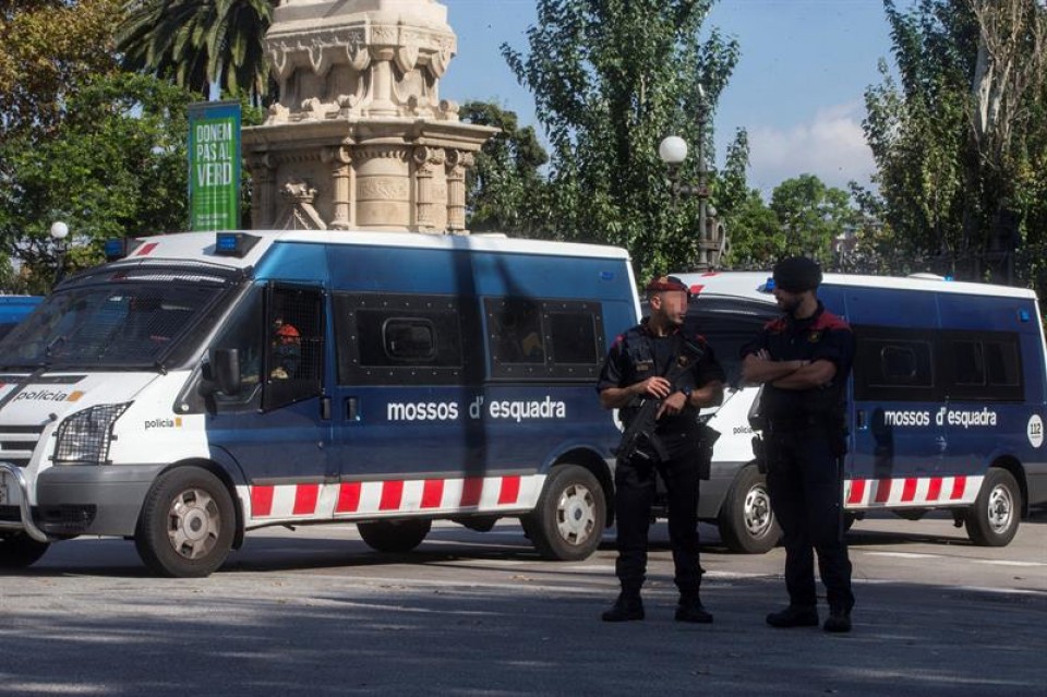 Los Mossos, hoy, a las puertas del parque de la Ciutadella. Foto: EFE