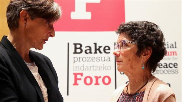 Nekane Altzelai eta Teresa Toda Foro Sozialaren bozeramaileak. Argazkia: EFE