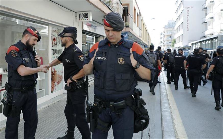 Mossos d'Esquadra junto a miembros de la Policía Nacional. Foto: EFE