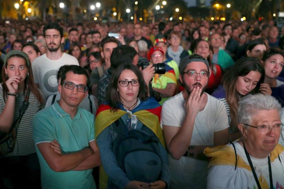 Decepción con Puigdemont entre los ciudadanos concentrados en el exterior
