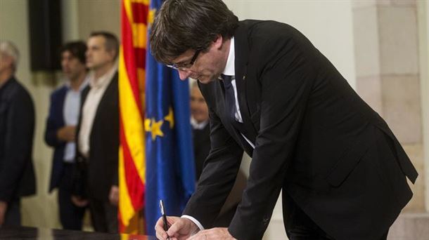 Puigdemont firmnado la declaración de independencia de Cataluña