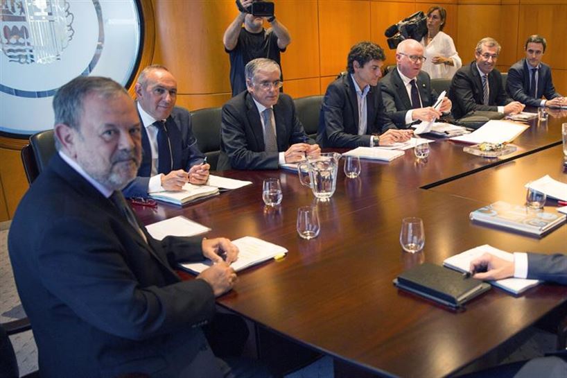 Imagen de archivo de una reunión anterior del Consejo Vasco de Finanzas. Foto: EFE.