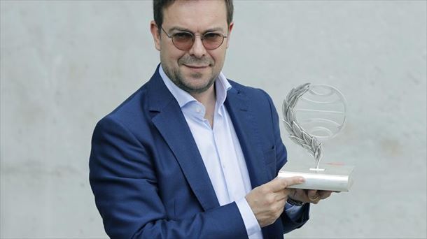 Javier Sierra posa con el Premio Planeta. EFE