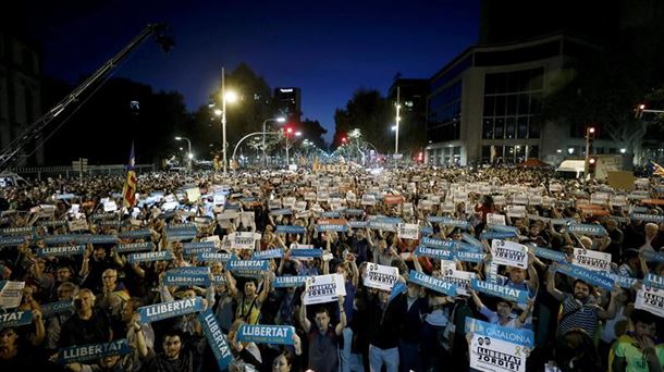 Manifestazio jendetsua egin zuten Bartzelonan, Jordi Sanchez eta Jordi Cuixarten alde. Argazkia: EFE