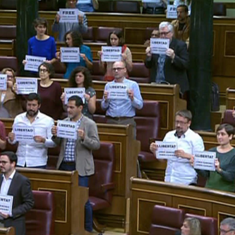 Carteles en el Congreso de los Diputados en favor de Sánchez y Cuixart