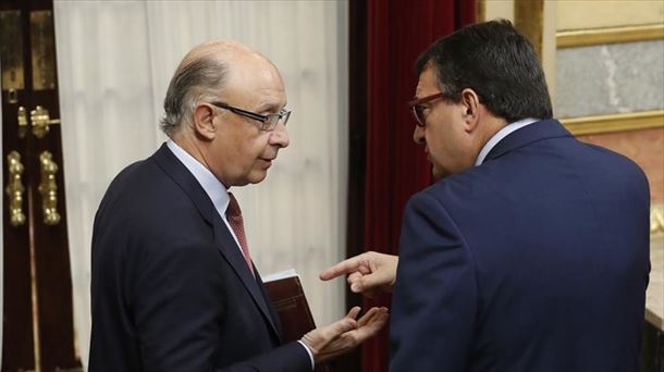 Cristobal Montoro y Aitor Esteban conversan en el Congreso. Foto: EFE