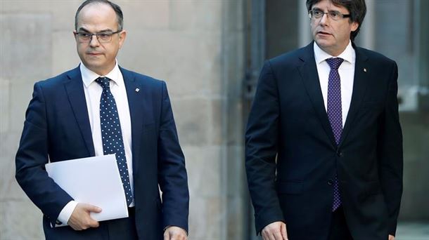 Carles Puigdemont, acompañado del consejero Jordi Turull. Foto: EFE. 