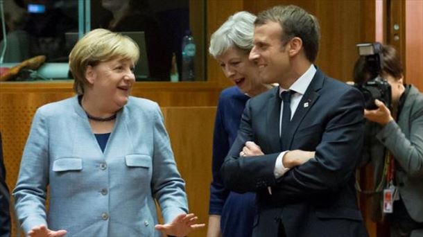 Emmanuel Macron Frantziako presidentea eta Angela Merkel Alemaniako kantzilerra. Argazkia: EFE