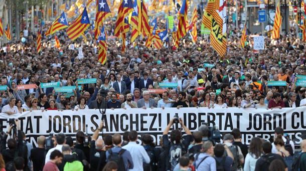 Cabecera de la marcha a favor de la libertad de Sànchez y Cuixart. Foto: EFE