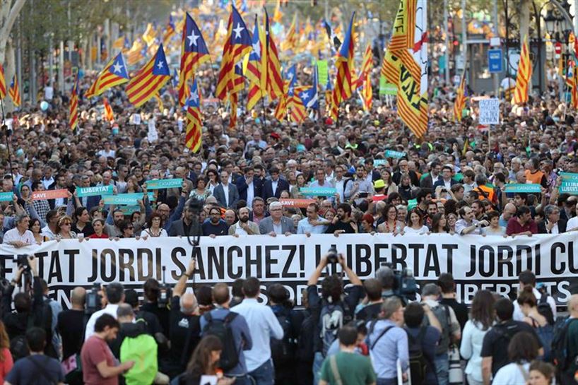 Miles de personas en la calle, contra el 155 y en apoyo a Sànchez y Cuixart. (Foto: EFE)