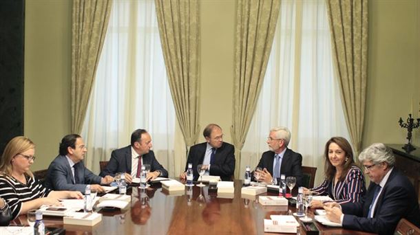 El presidente Senado, García Escudero, junto a Sanz (vicepresidente) y Lerma (segundo). Foto: EFE