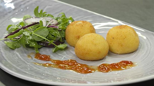 Bolas de patata con confitura de tomate