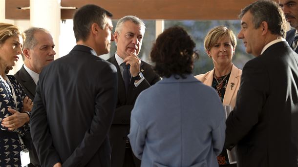 El lehendakari Urkullu y la consejera Tapia, hoy, en Donostia-San Sebastián. Foto: EFE. 